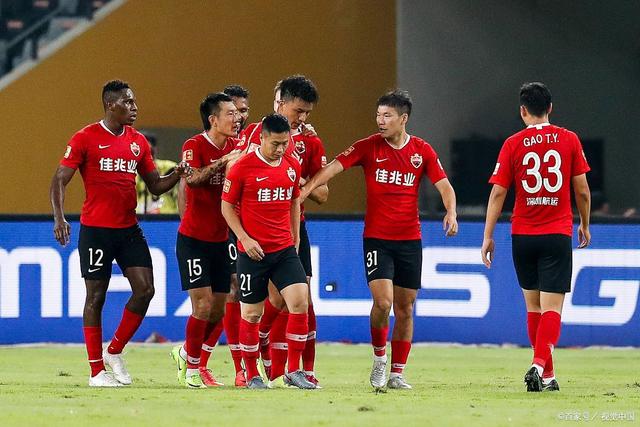 广州恒大主场3-1战胜深圳佳兆业，继续保持领先优势