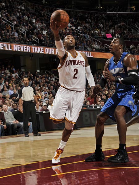 魔术惊险击败骑士，主场保持不败