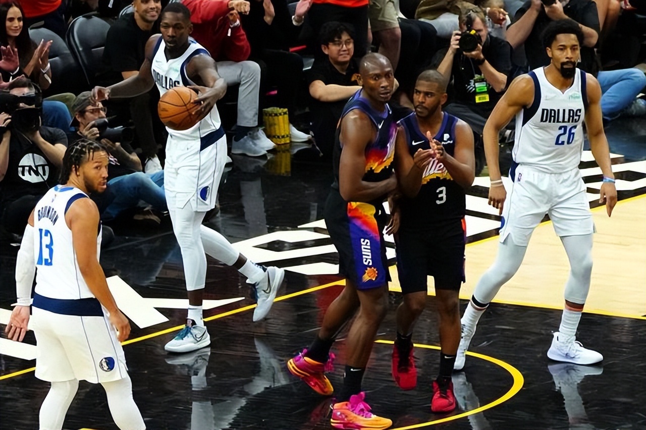 关于印度队鏖战丹麦队，黄鸭组合点燃赛场的信息