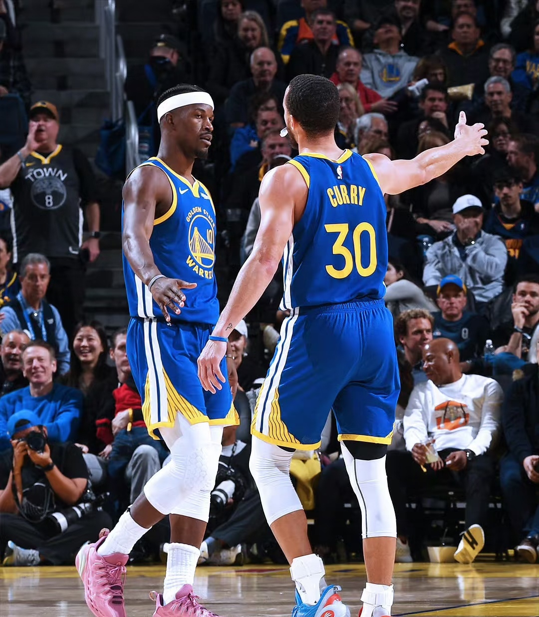 吉林队完胜独行侠，库里统治全场的简单介绍